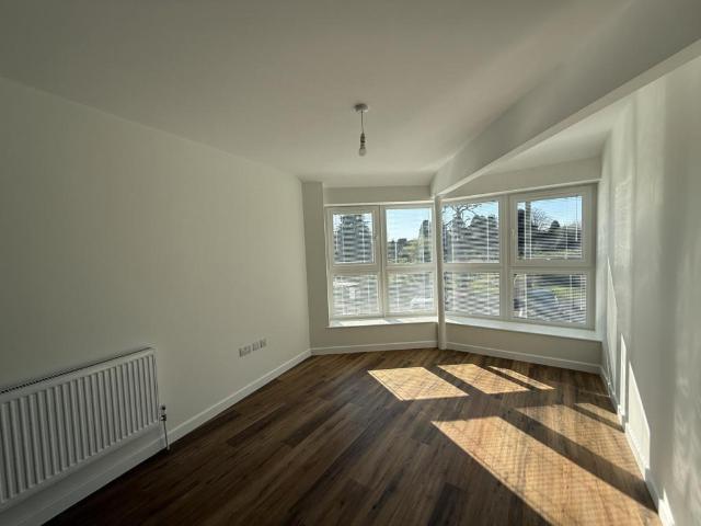 Flat for rent in Row Town, Surrey