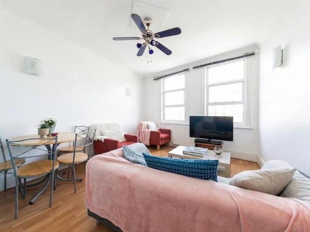 Apartment for rent in Dollis Hill, Greater London