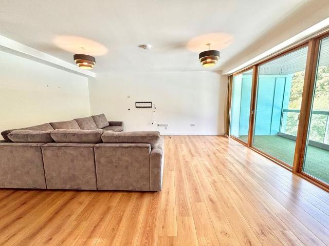 Apartment for rent in Shawmoss, Pollokshaws