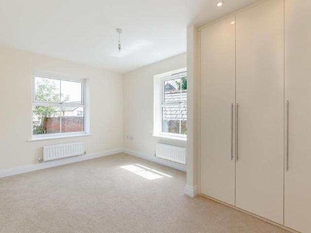 Apartment for rent in Blackhills, Surrey