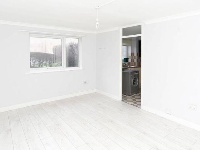 Apartment for rent in Woodhall Farm, Pouchen End
