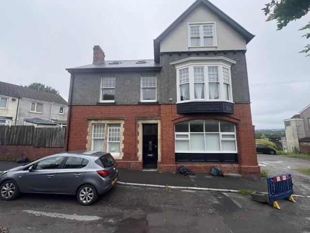 Flat for rent in Nangreaves, Wales