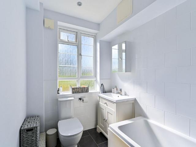 Flat for rent in London Borough of Merton, Raynes Park