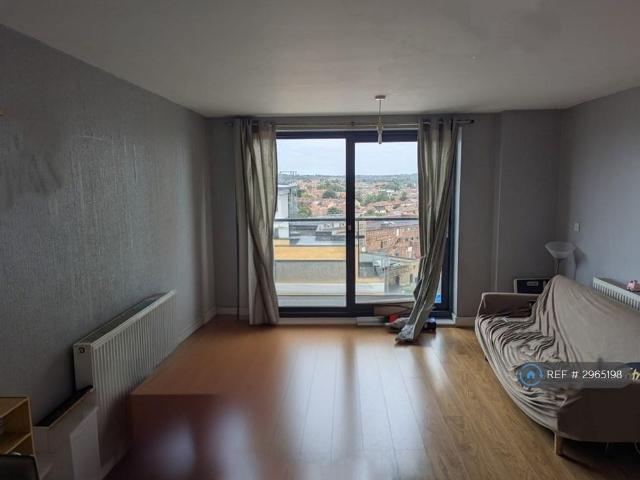 Apartment for rent in Newbury Park, Greater London