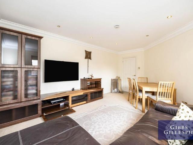 Apartment for rent in Little Stanmore, Greater London