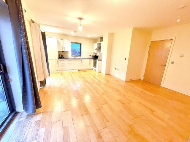 Apartment for rent in Row Town, Surrey