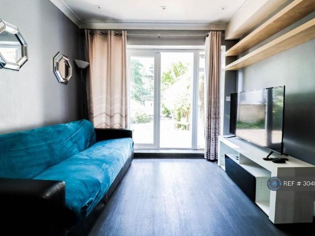 Apartment for rent in Cooper's Estate, Greater London