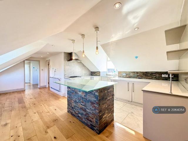 Flat for rent in London Borough of Merton, Collier's Wood