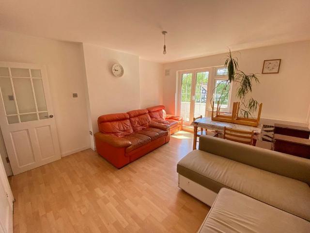 Apartment for rent in Little Stanmore, Greater London
