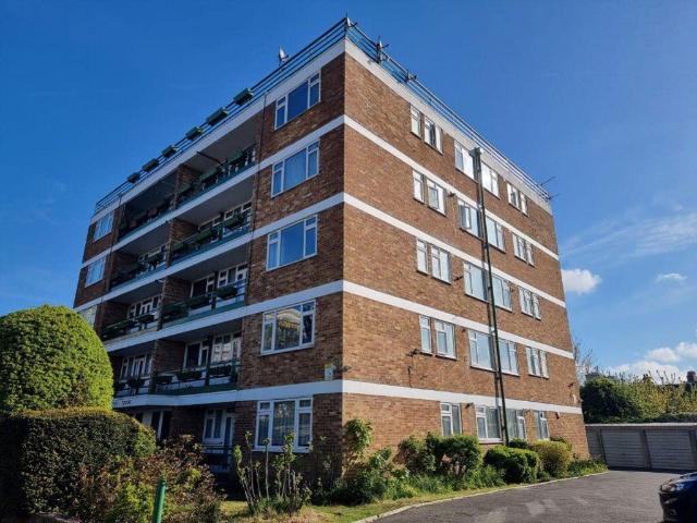 Flat for rent in Newbury Park, Greater London