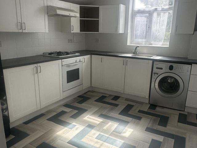 Flat for rent in Ilford, Seven Kings