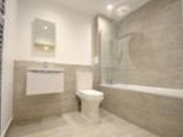 Apartment for rent in Row Town, Surrey