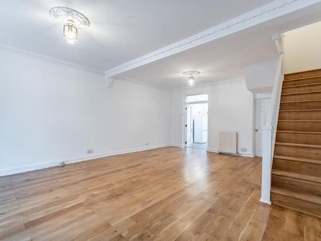 Apartment for rent in Brook Green, Greater London