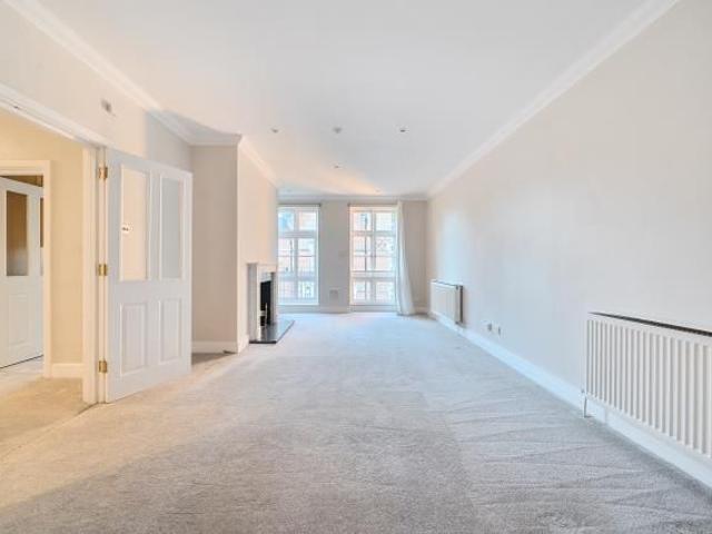 Apartment for rent in Row Town, Surrey