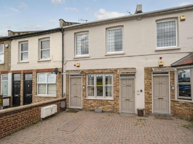 Flat for rent in Southfields, Greater London