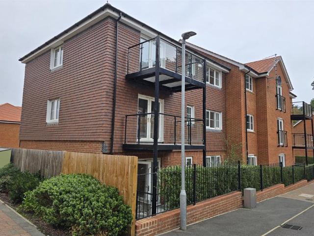 Flat for rent in Catteshall, Waverley