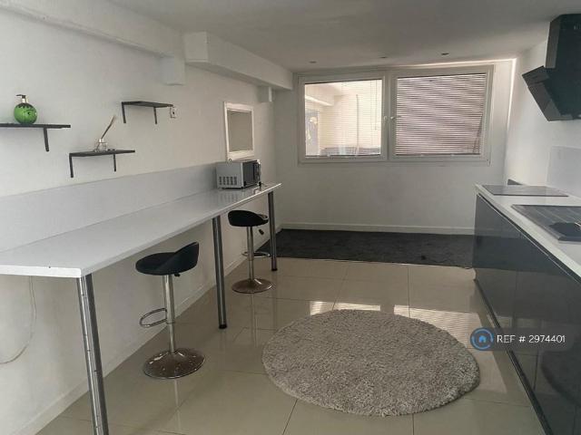Flat for rent in Manselfield, Wales