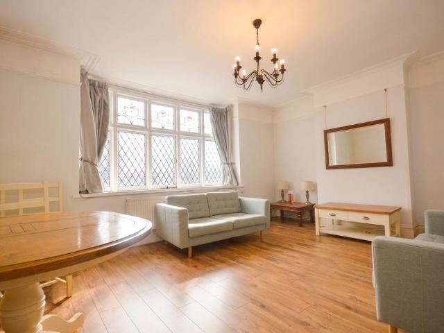 Flat for rent in Beaconsfield, Knotty Green