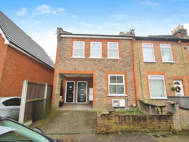 Flat for rent in Newbury Park, Greater London