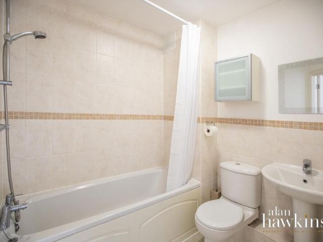 Apartment for rent in Haydon End, Abbey Mead
