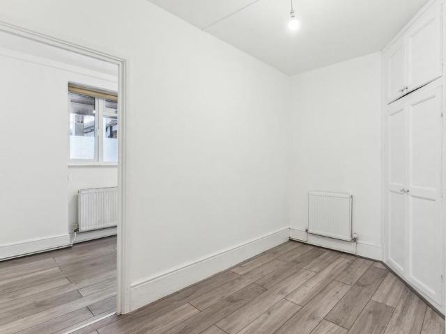 Apartment for rent in Cat Hill, England