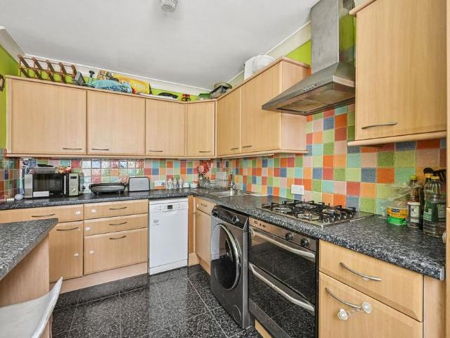 Apartment for rent in Furzedown, Greater London