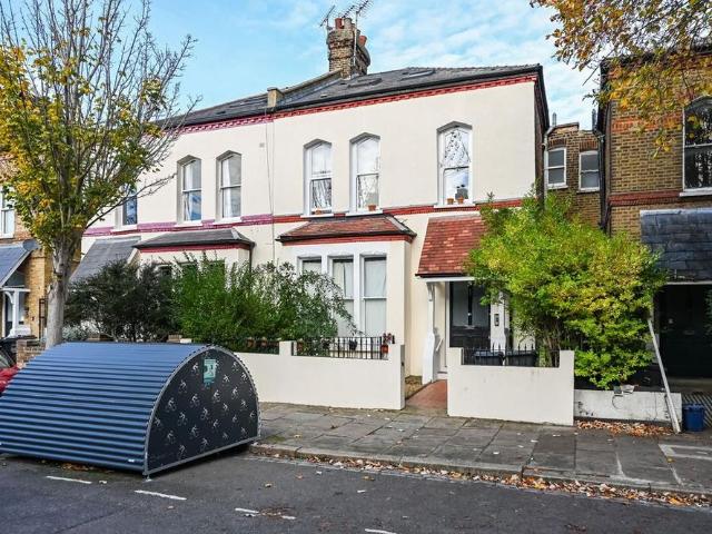 Apartment for rent in Brownswood Park, Greater London
