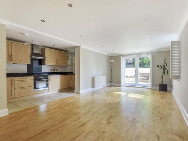 Apartment for rent in Southborough, Sandown Park