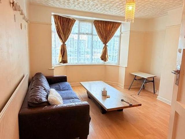 Apartment for rent in Seven Kings, Greater London