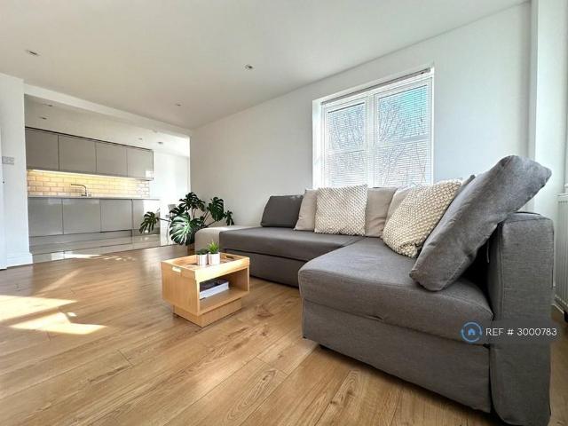 Apartment for rent in Oakwood, Greater London
