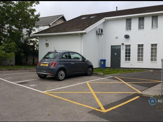 Flat for rent in Lowlands, Wales