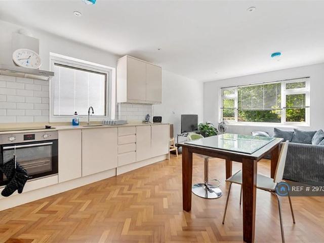 Apartment for rent in Brondesbury, Greater London