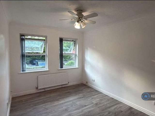 Apartment for rent in Old Dean, Heol-las
