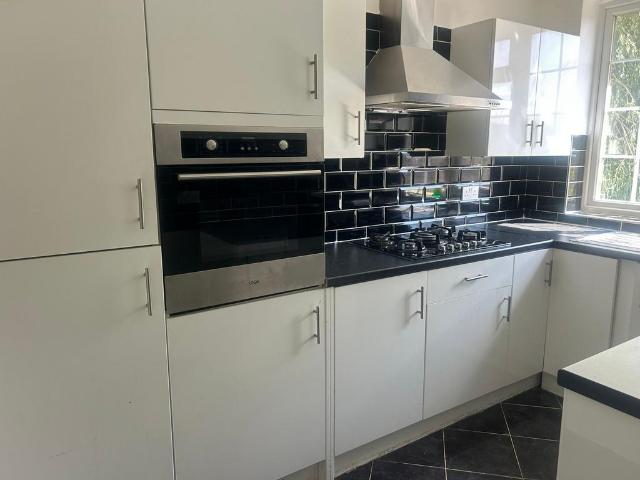 Flat for rent in London Borough of Ealing, Greenford