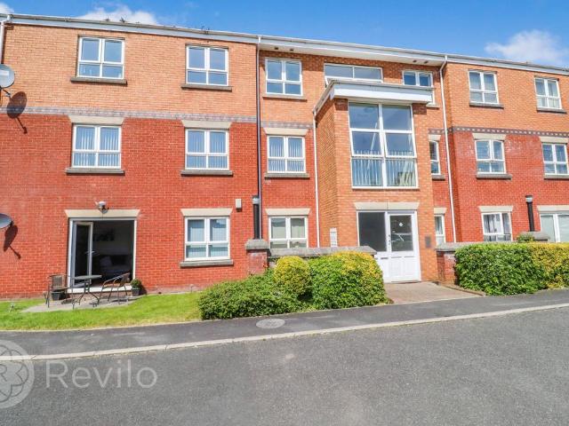 Flat for rent in Burnedge, Greater Manchester