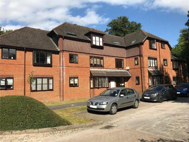 Flat for rent in Pachesham Park, Surrey