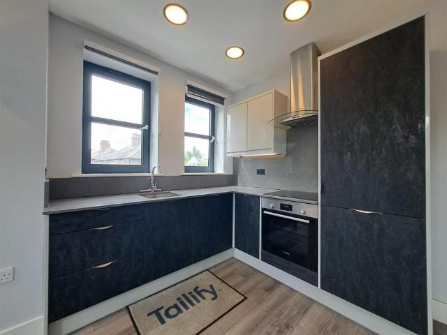 Flat for rent in Oakleigh Park, Greater London