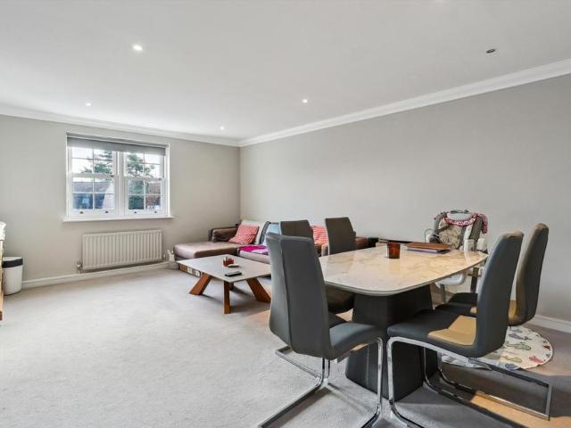 Apartment for rent in Esher, Elmbridge