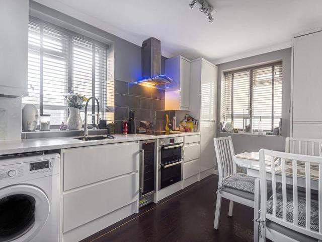 Flat for rent in Southfields, Greater London
