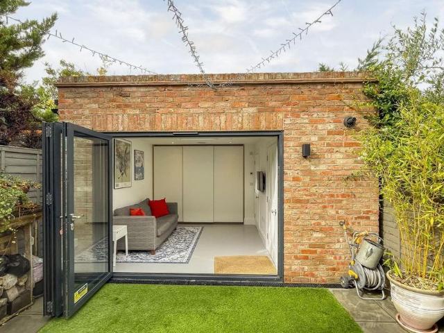 Apartment for rent in London Borough of Merton, Raynes Park