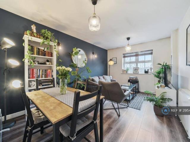 Flat for rent in Roe Green, Salford