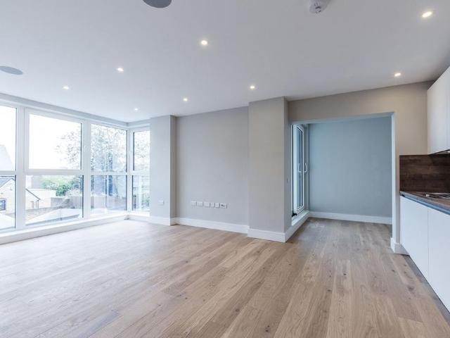 Apartment for rent in Longlands, Greater London