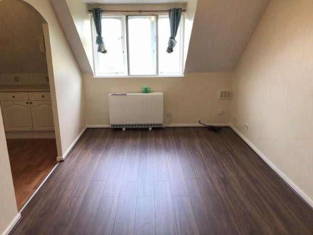 Apartment for rent in Broadfields, Greater London