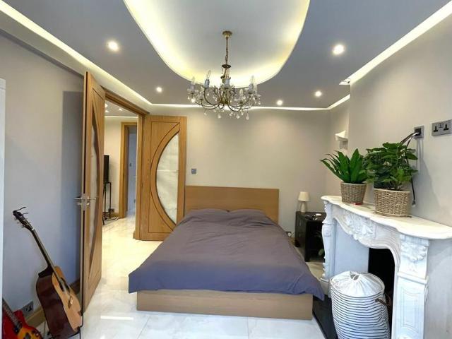 Flat for rent in St. John's Wood, Cat Hill