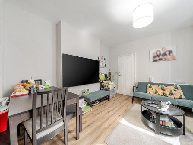 Apartment for rent in Summerstown, Greater London