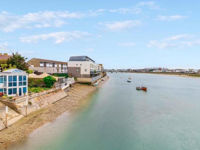 Flat for rent in Fishersgate, West Sussex