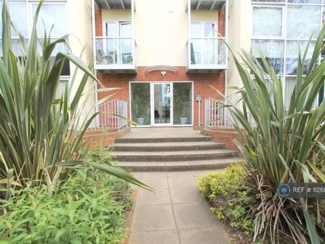 Flat for rent in Woodcote Green, Greater London