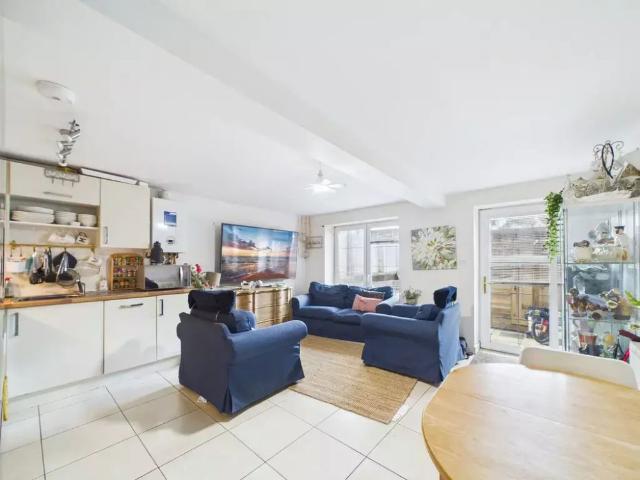 Apartment for rent in Three Beaches, Livermead