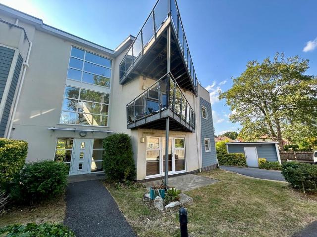 Flat for rent in Penn Hill, Poole