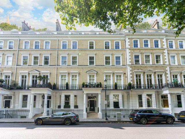 Flat for rent in Brompton, Greater London